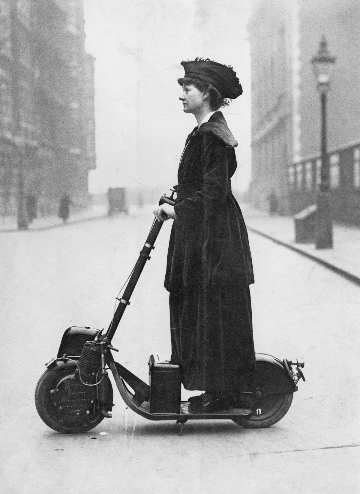 Suffragette auf E-Scooter Anfang des 20. Jahrhunderts